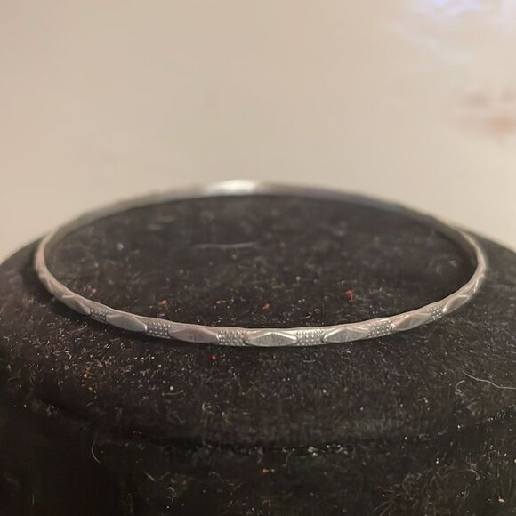 Retro 1990s 7.5” polished silver tone diamond etched stackable bangle bracelet - Picture 5 of 10